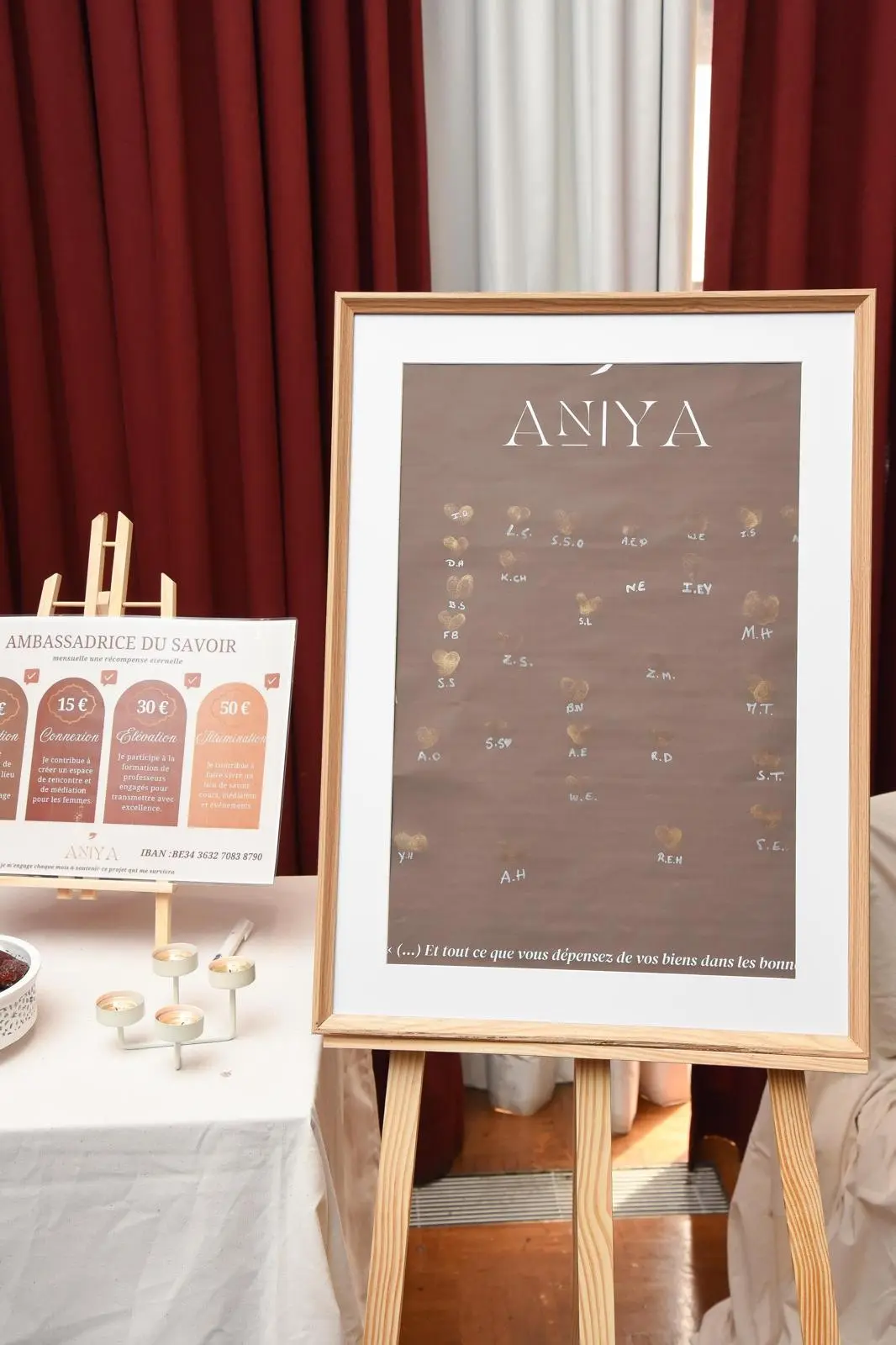 Un cadre ANIYA couvert d'empreintes de doigts dorées, chacune signée des initiales d'une donatrice